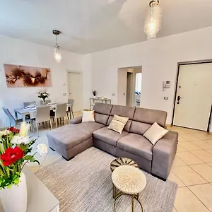 Divina Luxury With Jacuzzi Near The Appartamento